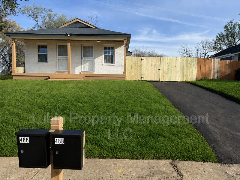 Memphis House: 488 Burlington Cir