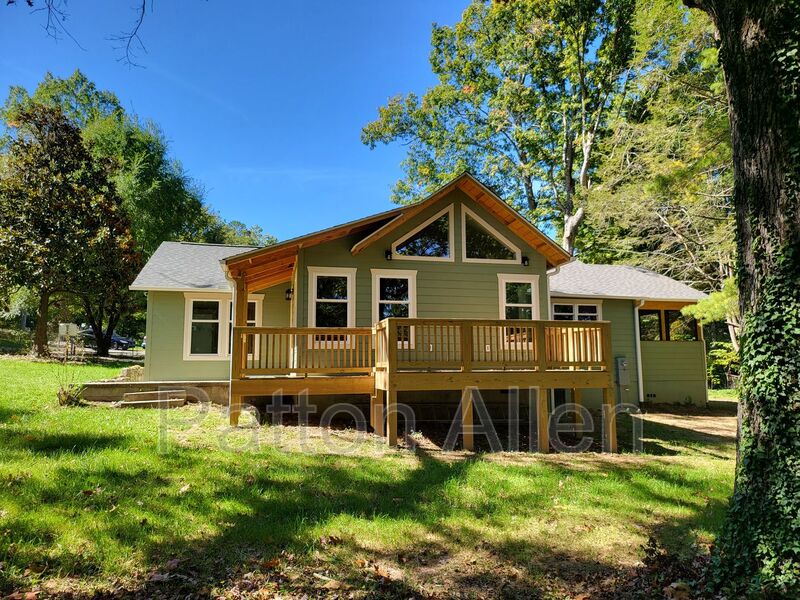 Asheville House: 295 School Rd E