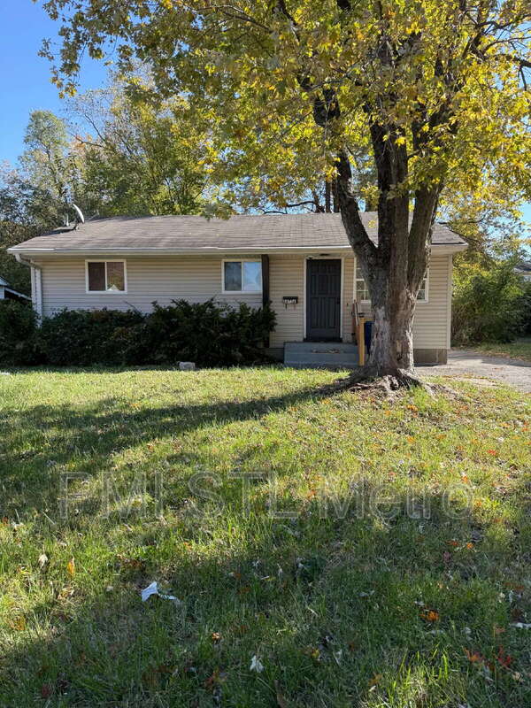 St. Louis House: 10736 Spring Garden Drive