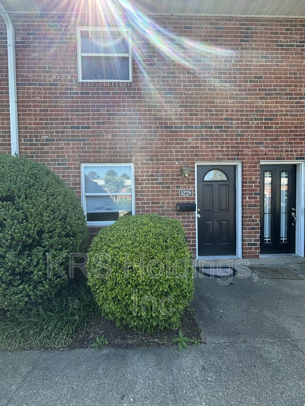 N Chesterfield Townhome: 5228 Goolsby Ct