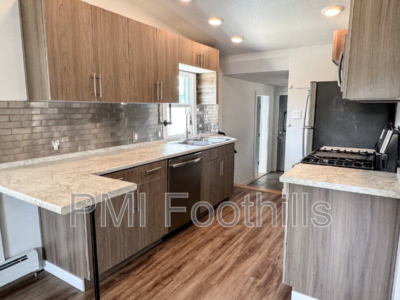 Englewood House: 825 East Dartmouth Avenue