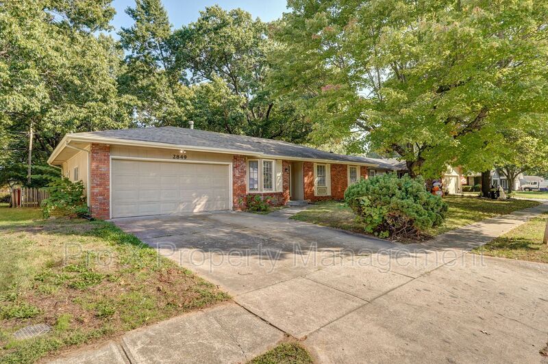 Springfield House: 2849 E Eastwood St