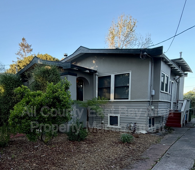 Berkeley House: 2306 Spaulding Ave