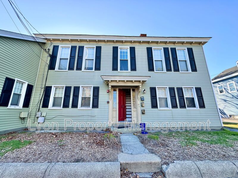 Lincoln Condo: 1596 Lonsdale Ave