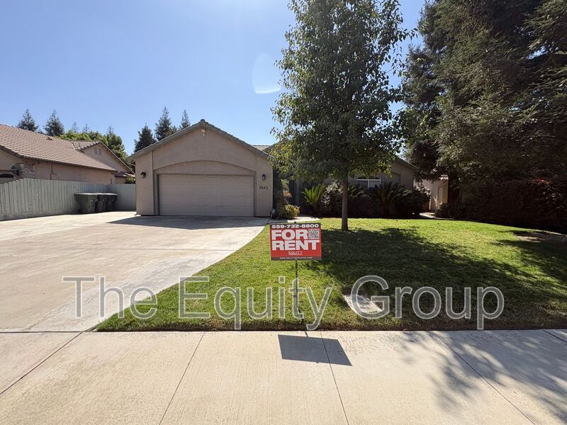 Visalia House: 2643 West Oakridge Ave
