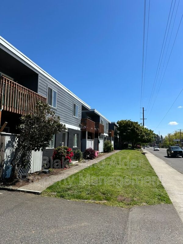 Portland Condo: 15847 SE Stark Street