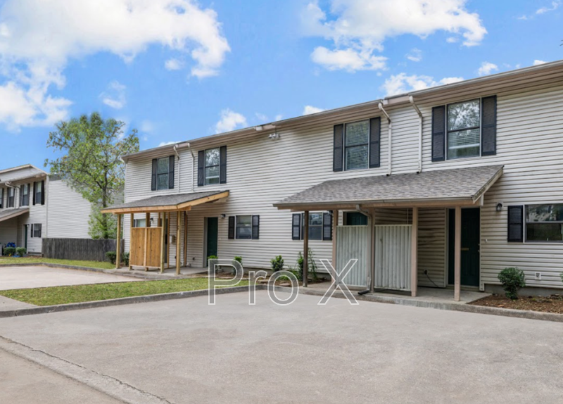 Fayetteville House: 1377 E Sequoyah