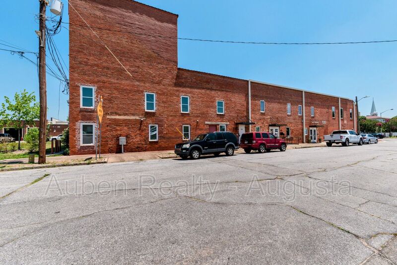 Augusta House: 913 Walker Street
