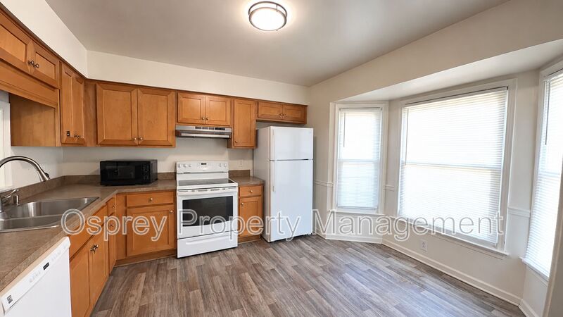 End-Unit 3 Bedroom Townhome!  - Photo 3