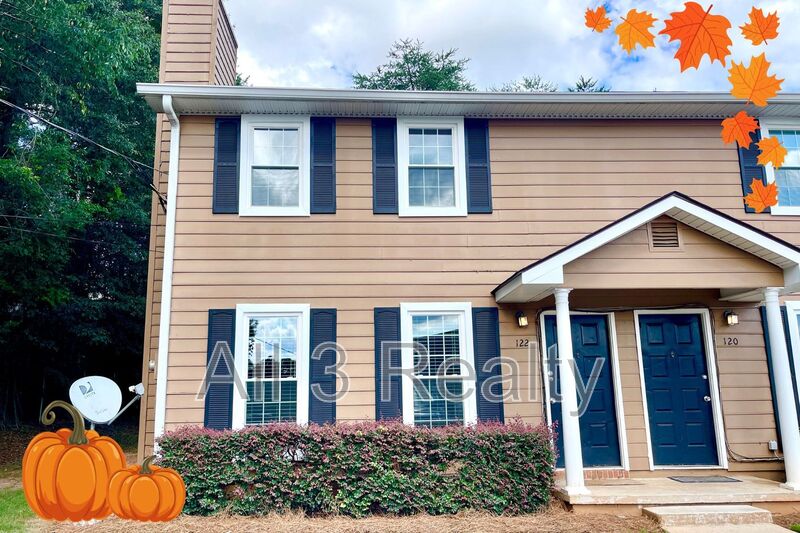 Stockbridge House: 122 Jackson Drive