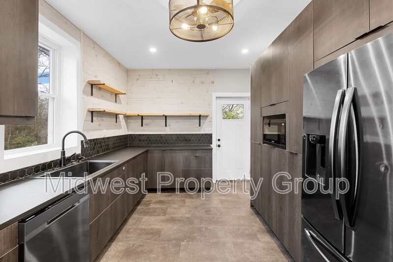 St. Louis House: 2410 North and South Rd