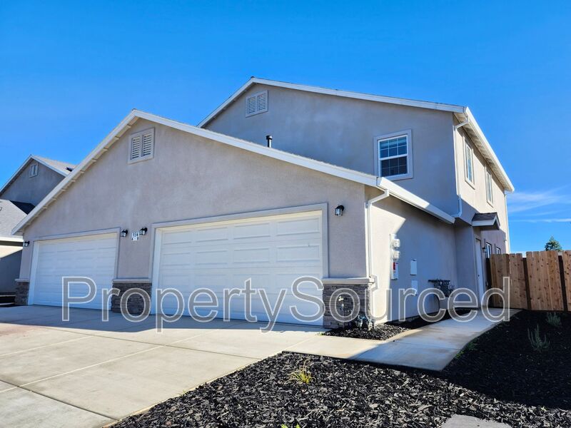 Manteca Townhome: 934 W Alameda St