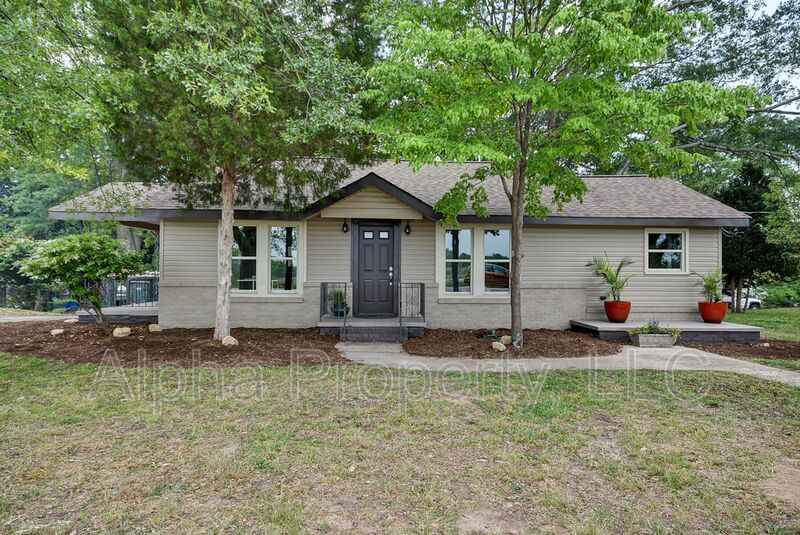Greenville House: 1813 Old Easley Bridge Rd