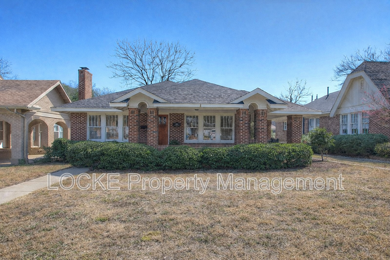 Fort Worth House: 2615 Cockrell Ave