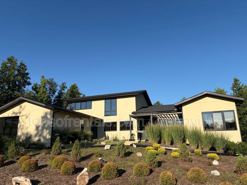Taylors House: 128 Sanctuary Lane