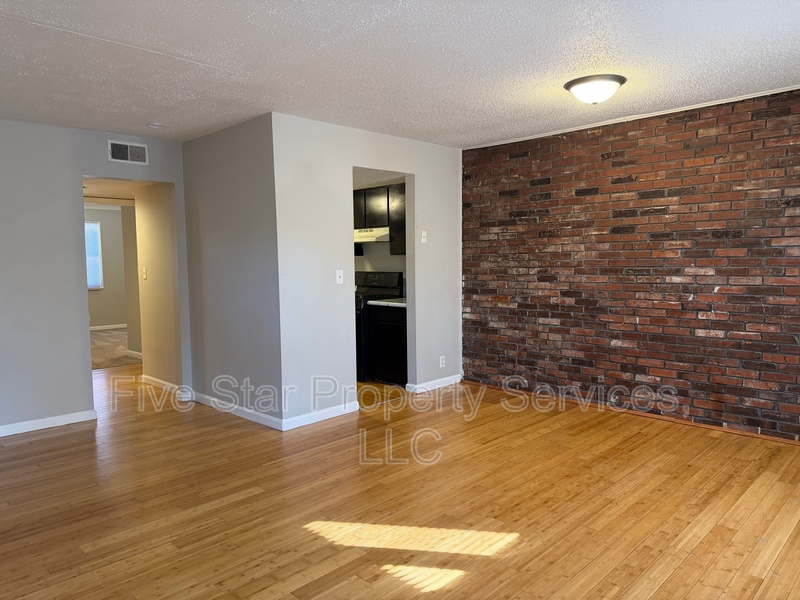 Springfield Condo: 301 W Scarritt St
