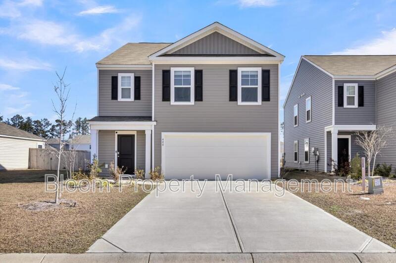 Summerville House: 440 White Scallop Wy