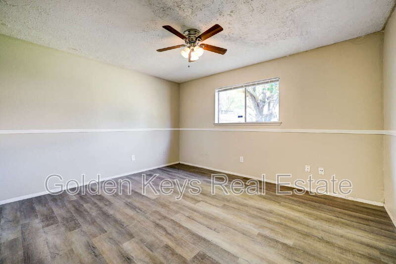 Houston House: 10731 Staghill Dr