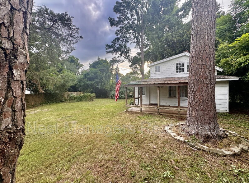 Southern Pines House: 146 Brewster Hussey Lane