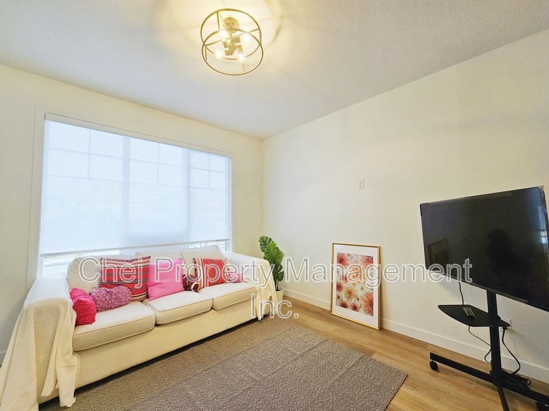 Edmonton House: 6349 King Wynd SW