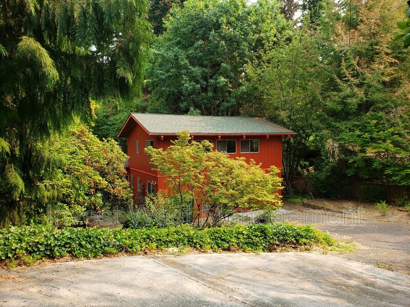 Vancouver House: 5916 NW Bernie Drive