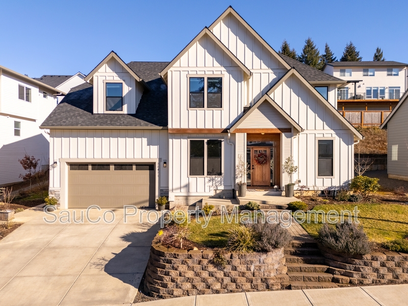 St. Helens House: 35471 Portland View Drive