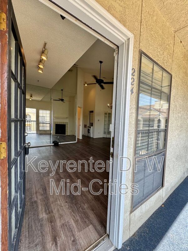 Dallas House: 4800 W Lovers Lane