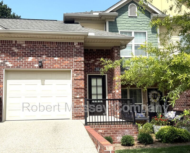 Louisville House: 210 Beckley Ridge Lane