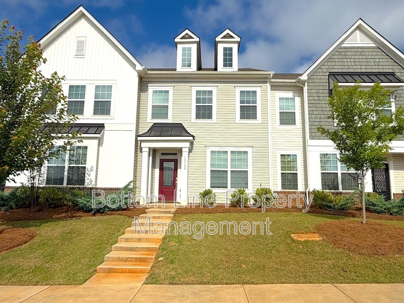 Charlotte House: 15708 Country House St