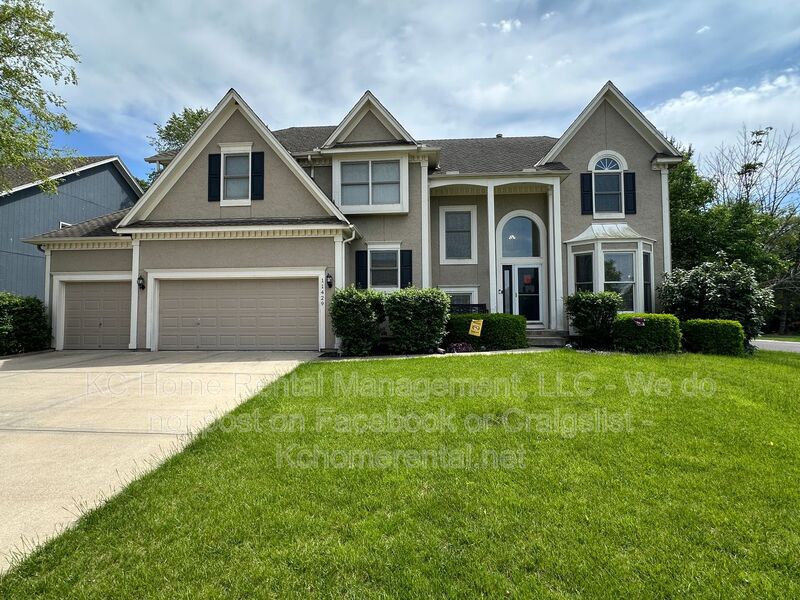 Overland Park House: 11429 W 142nd Ter