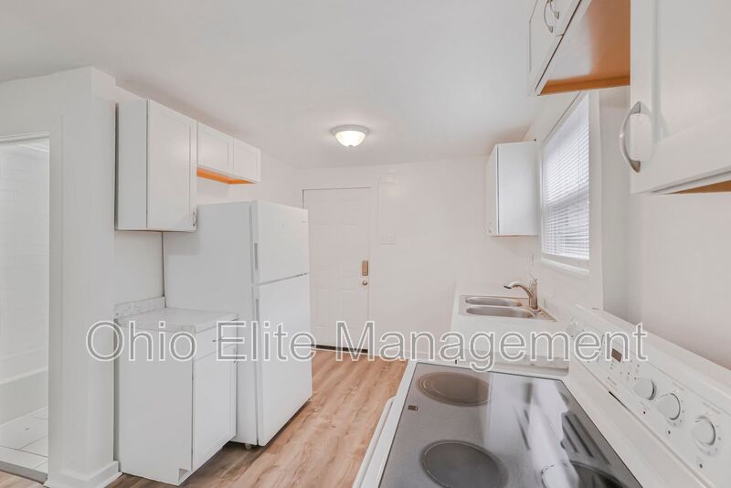 Columbus House: 1999 W Broad St