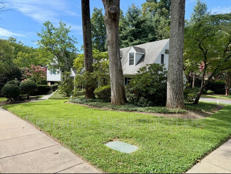 Potomac House: 1995 Lancashire Dr