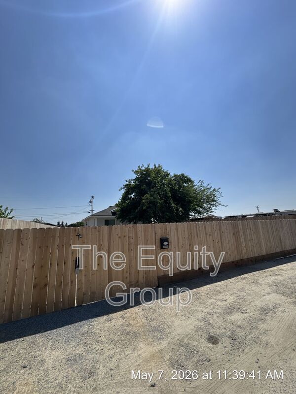 Visalia House: 30566 Ivy Road