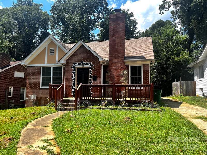 Charlotte House: 424 Woodvale Place