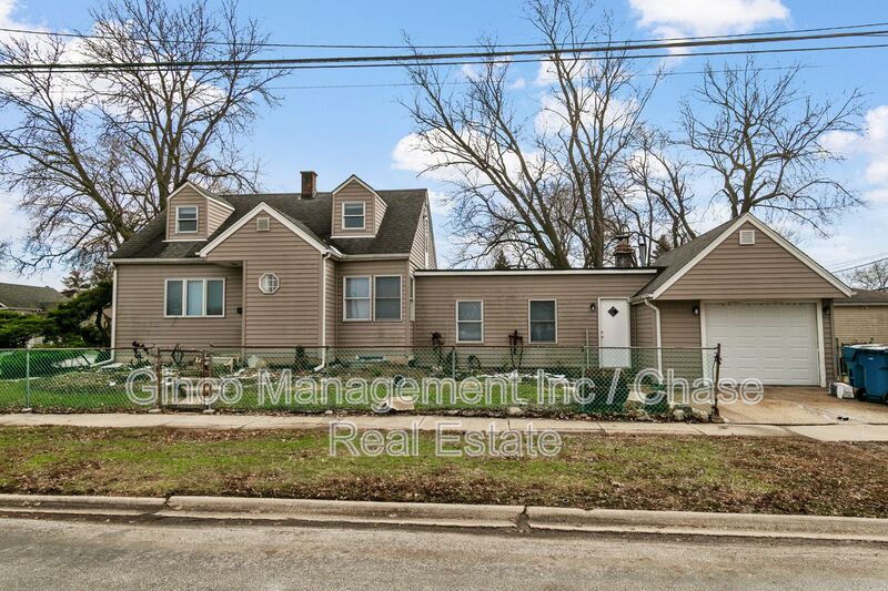 Midlothian House: 14500 S Sawyer, Midlothian, IL 60445