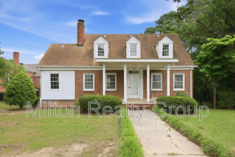 Lillington House: 1203 S Main