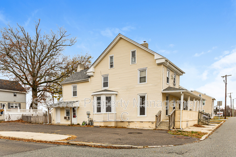 Mullica Hill House: 238 N Main St