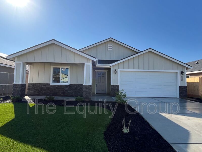 Visalia House: 7039 Wren Ave