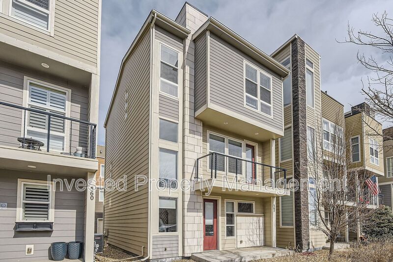 Littleton House: 562 E Hinsdale Ave