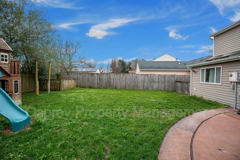 Spacious 4 Bedroom 3 Bath Home  - Photo 23