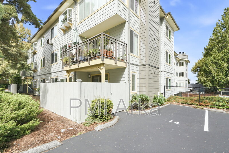 Seattle Condo: 9800 Roosevelt Way NE