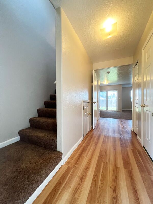 Photo 3 of rental home at 782 North Cloverleaf Loop