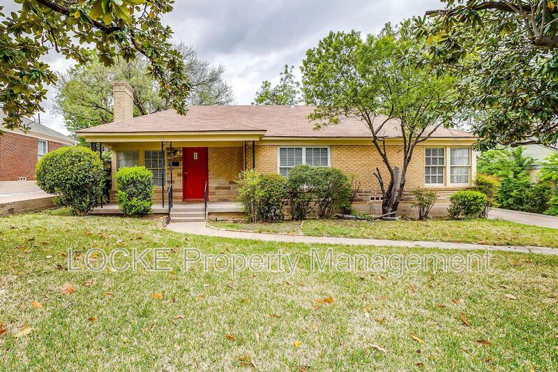 Fort Worth House: 3528 Rogers Ave