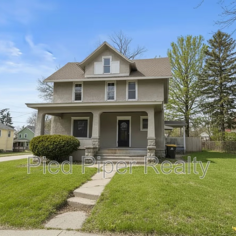 Freeport House: 943 S Galena Ave