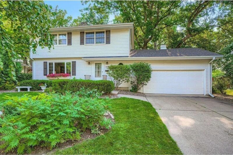 Crystal House: 3026 Idaho Ave N