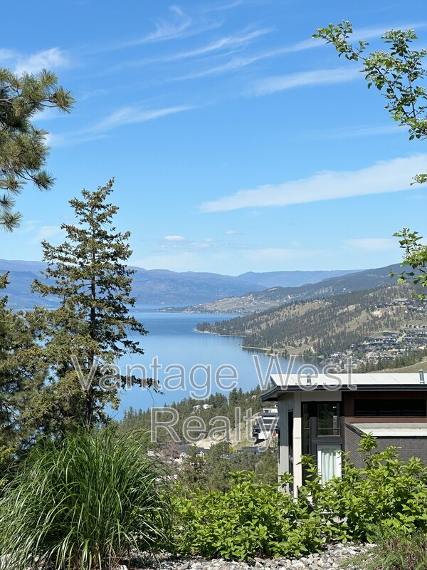 Kelowna House: 5-3220 Hilltown Dr