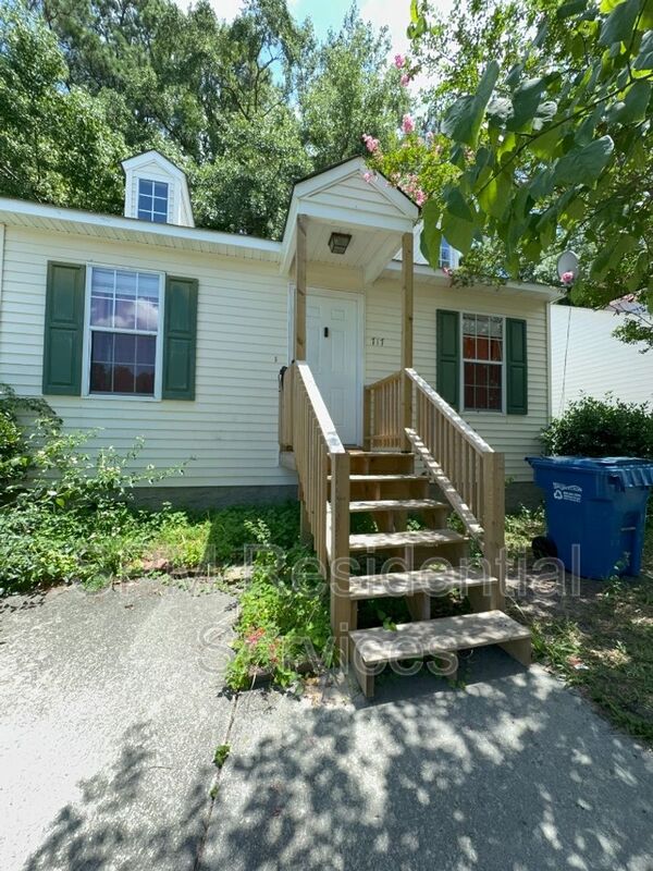 Wilmington House: 717 Varsity Dr