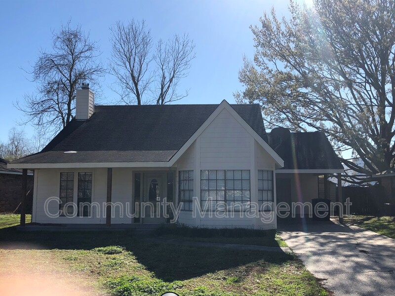 Baton Rouge House: 7910 Bayou Fountain Ave