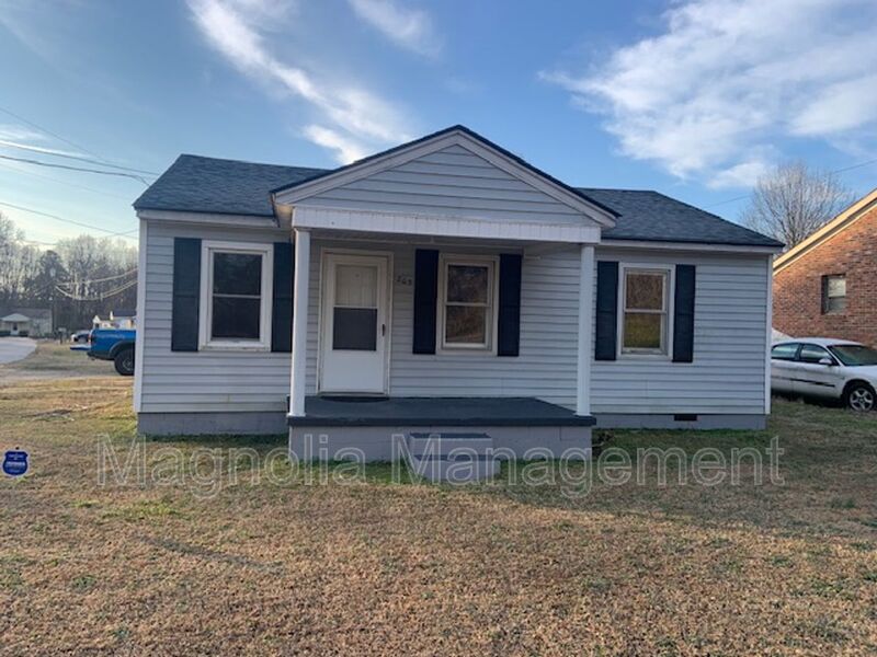 Henderson House: 203 Belmont Dr.