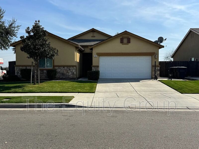 Visalia House: 2302 S Grand St